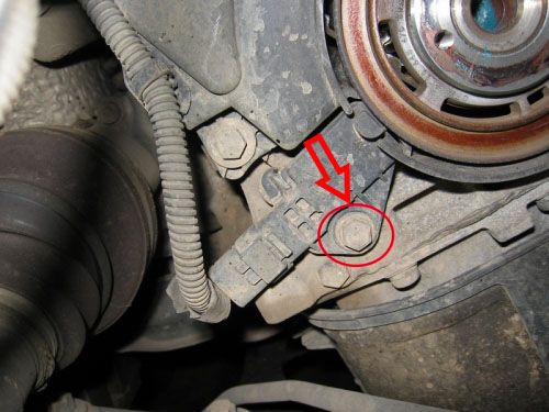 Расположение болта крепления датчика положения коленвала дизельного двигателя Peugeot 407