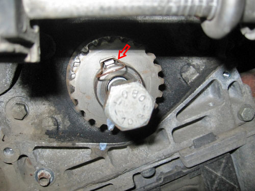 Фиксирование зубчатого шкива коленвала дизельного двигателя Peugeot 407