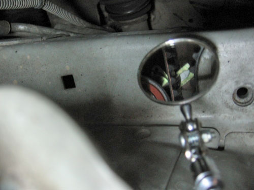 Проверка совмещения стрелки в мишени коленвала дизельного двигателя Peugeot 407