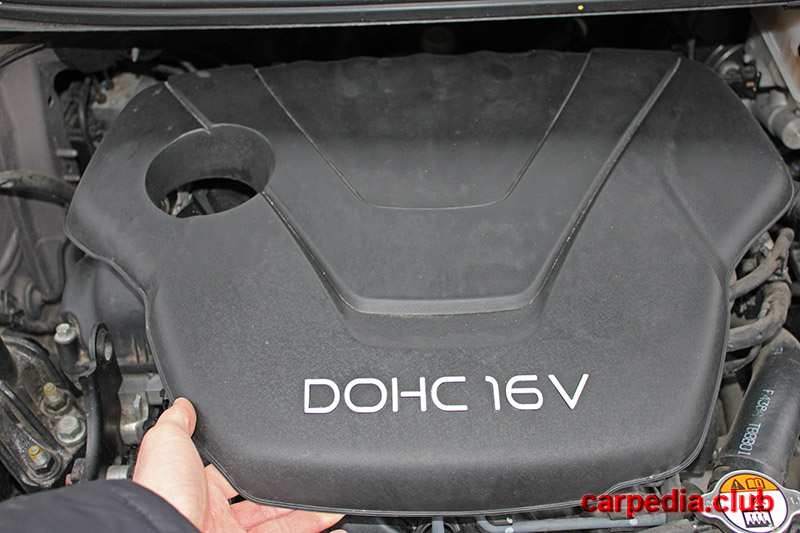 Отсоединить фиксаторы крышки двигателя на автомобиле Hyundai Elantra J5 MD
