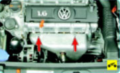 Выкручиваем два верхних винта крепления термоэкрана к коллектору Volkswagen Polo