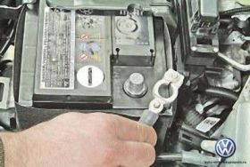 Отключение "минуса" от аккумулятора Volkswagen Polo