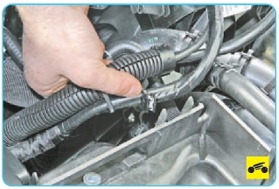 Извлечение держателей жгутов проводов из щитка полки крепления аккумуляторной батареи Volkswagen Polo