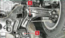 Извлечение болта с переднего и заднего креплений из поперечной передней подвески к кузову