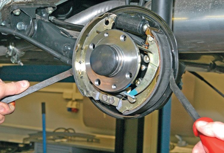 Утапливание поршней внутрь рабочего тормозного цилиндра Lada Kalina