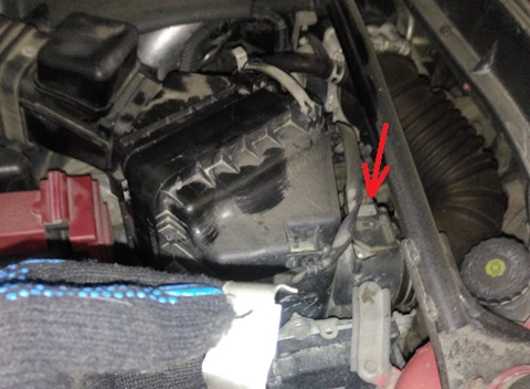 Размещение колодки проводов датчика массового расхода воздуха двигателя 6B31 Mitsubishi Outlander XL