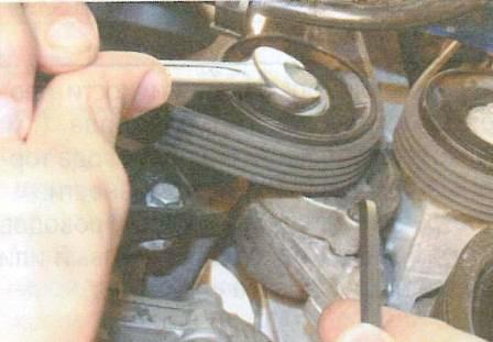 Фиксация натяжного ролика ремня привода вспомогательных агрегатов Renault Logan