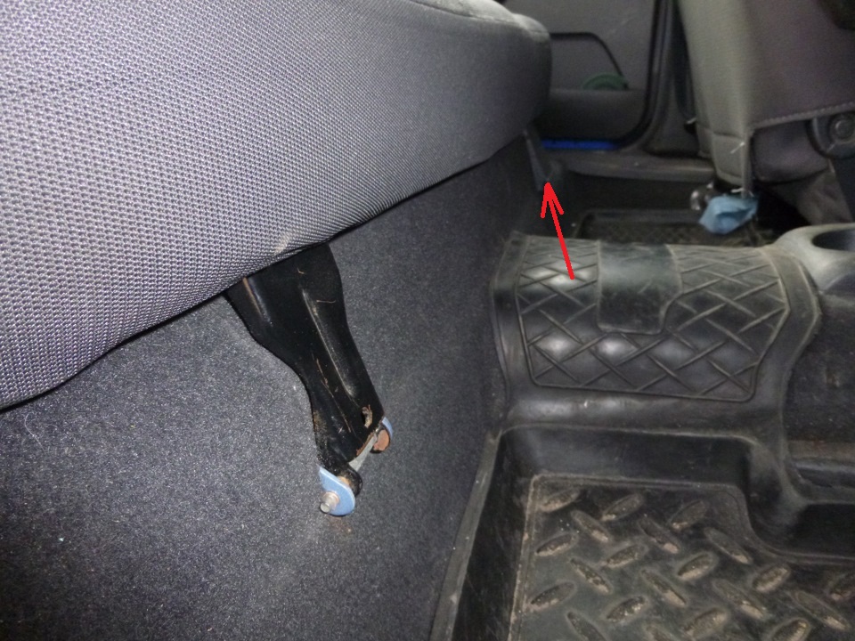 Снятие защитных накладок с петель подушки заднего сиденья Daewoo Nexia N150