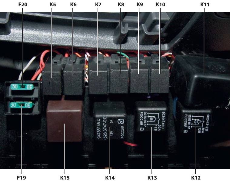 Расположение предохранителей и реле на внутренней стороне монтажного блока Daewoo Nexia N150