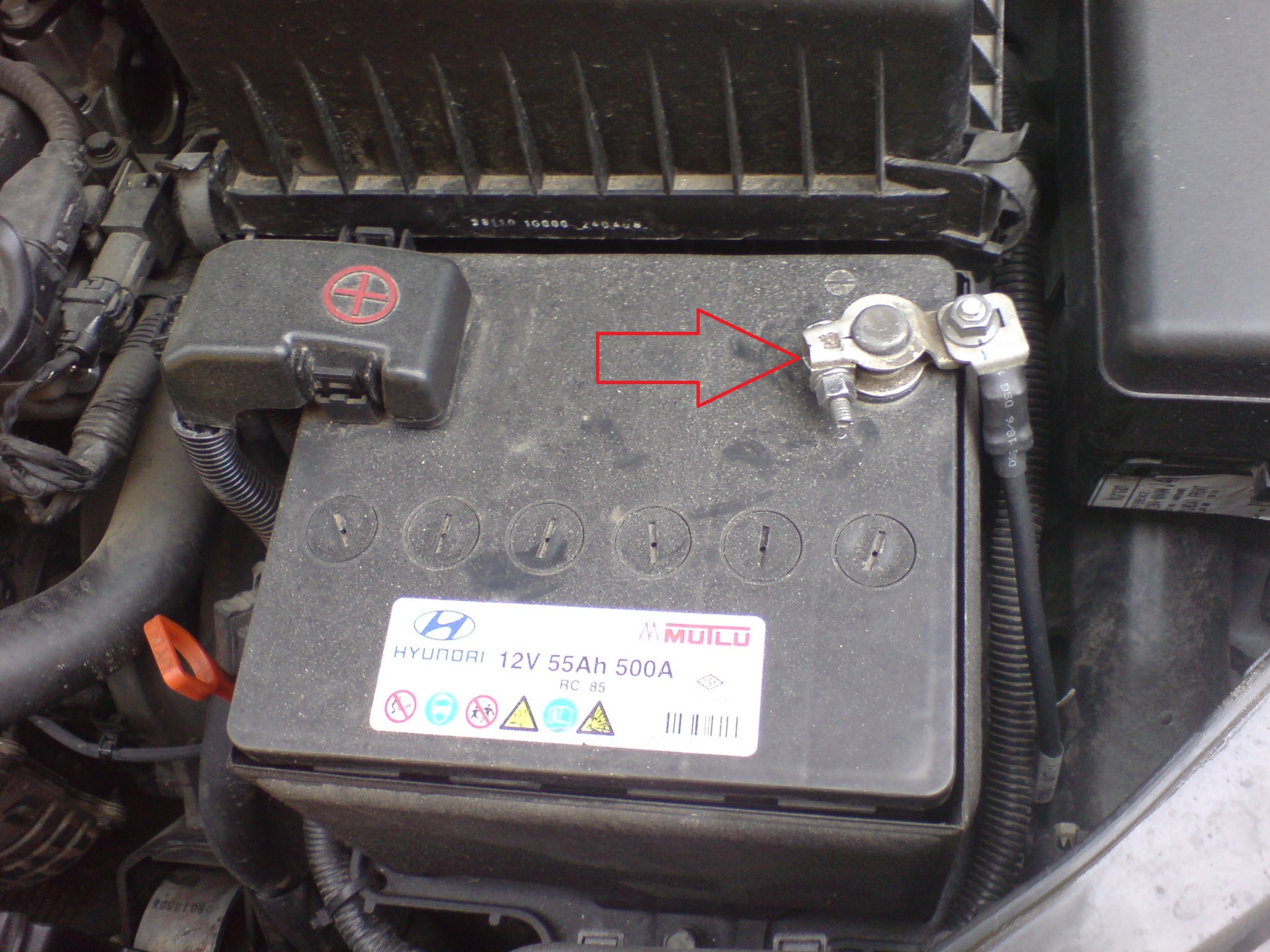 Снять провод клеммы «минус» аккумуляторной батареи на автомобиле Hyundai Accent MC