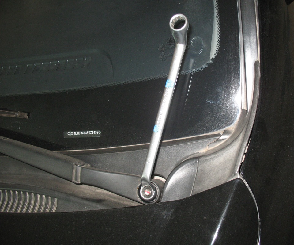 Снять дворники на автомобиле Hyundai Accent MC
