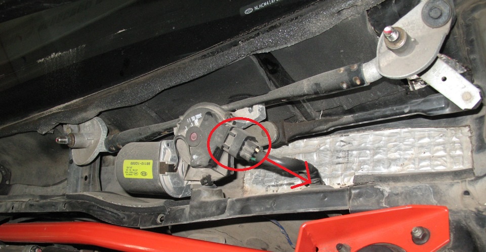 Отсоединить колодку жгута проводов моторедуктора стеклоочистителя на автомобиле Hyundai Accent MC