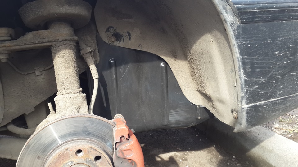 Установленный правый грязезащитный щиток моторного отсека на Daewoo Nexia N150