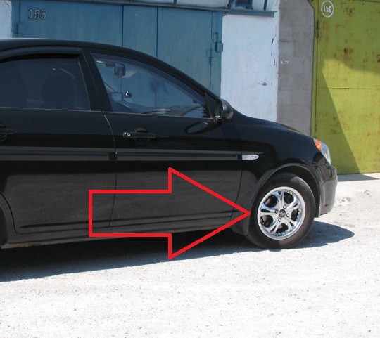 Повернуть колесо вправо на автомобиле Hyundai Accent MC