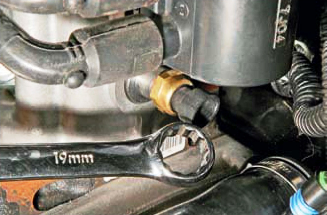 Отворачивание датчика температуры охлаждающей жидкости из блока цилиндров двигателя A15SMS Daewoo Nexia N150