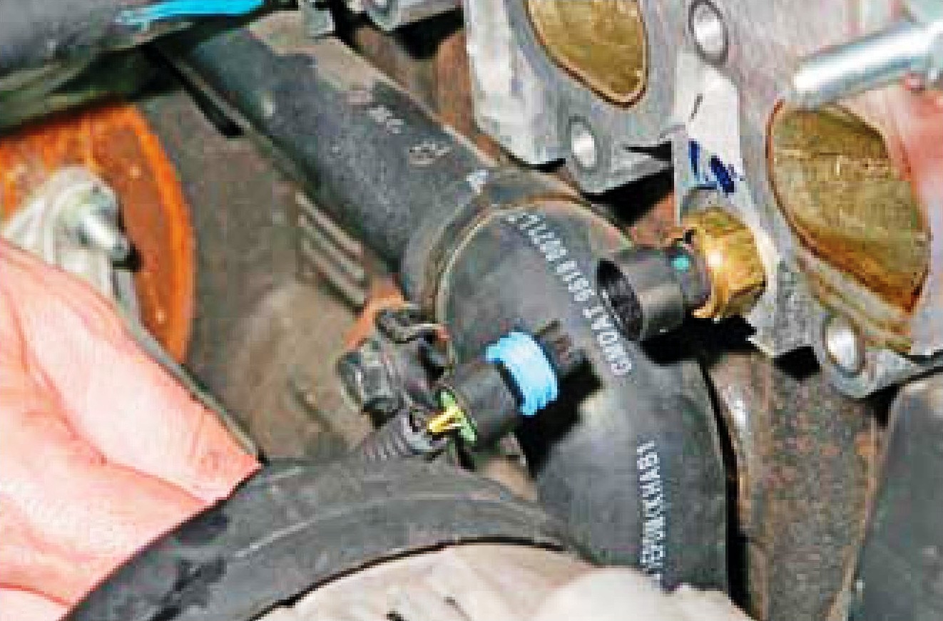 Отсоединение колодки жгута проводов от датчика температуры охлаждающей жидкости двигателя F16D3 Daewoo Nexia N150