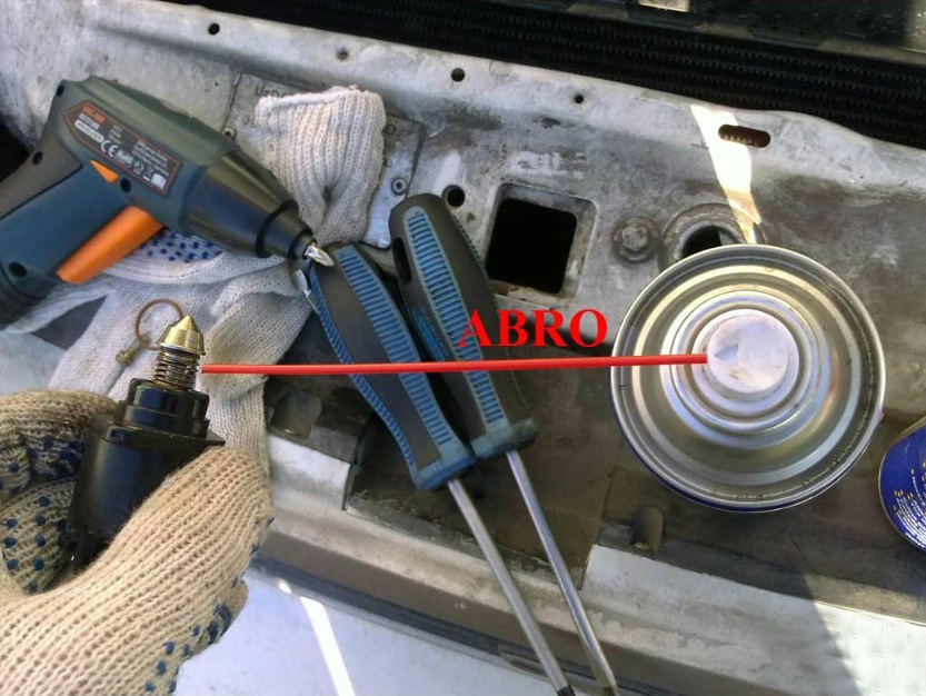 Очистка очистителем внешней рабочей части регулятора холостого хода двигателя Daewoo Nexia N150
