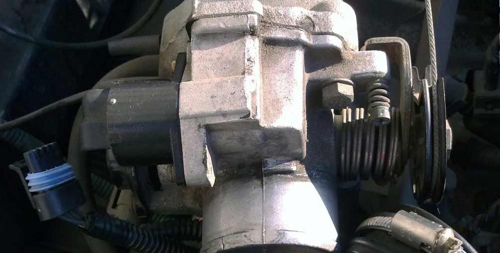 Отсоединение колодки жгута проводов от регулятора холостого хода двигателя Daewoo Nexia N150