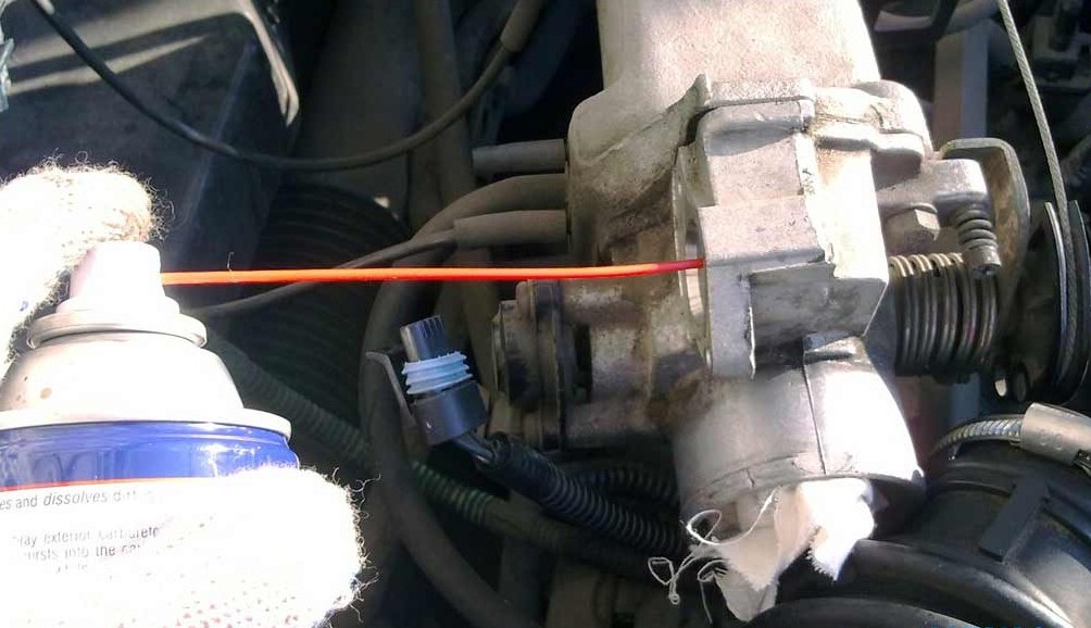 Очистка от загрязнений седла клапана регулятора холостого хода двигателя Daewoo Nexia N150