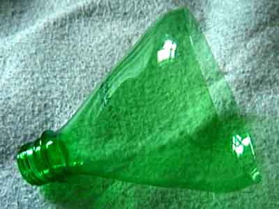 Изготовленная воронка из пластиковой бутылки