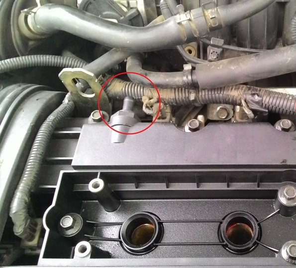 Патрубок крышки головки блока цилиндров крепления шланга контура холостого хода системы вентиляции картера двигателя F16D3 Daewoo Nexia N150