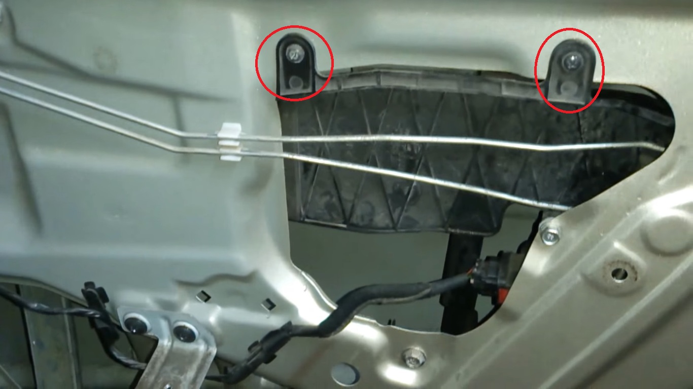 Открутить крепления крышки блокировочных тяг задней двери на автомобиле Hyundai Accent MC