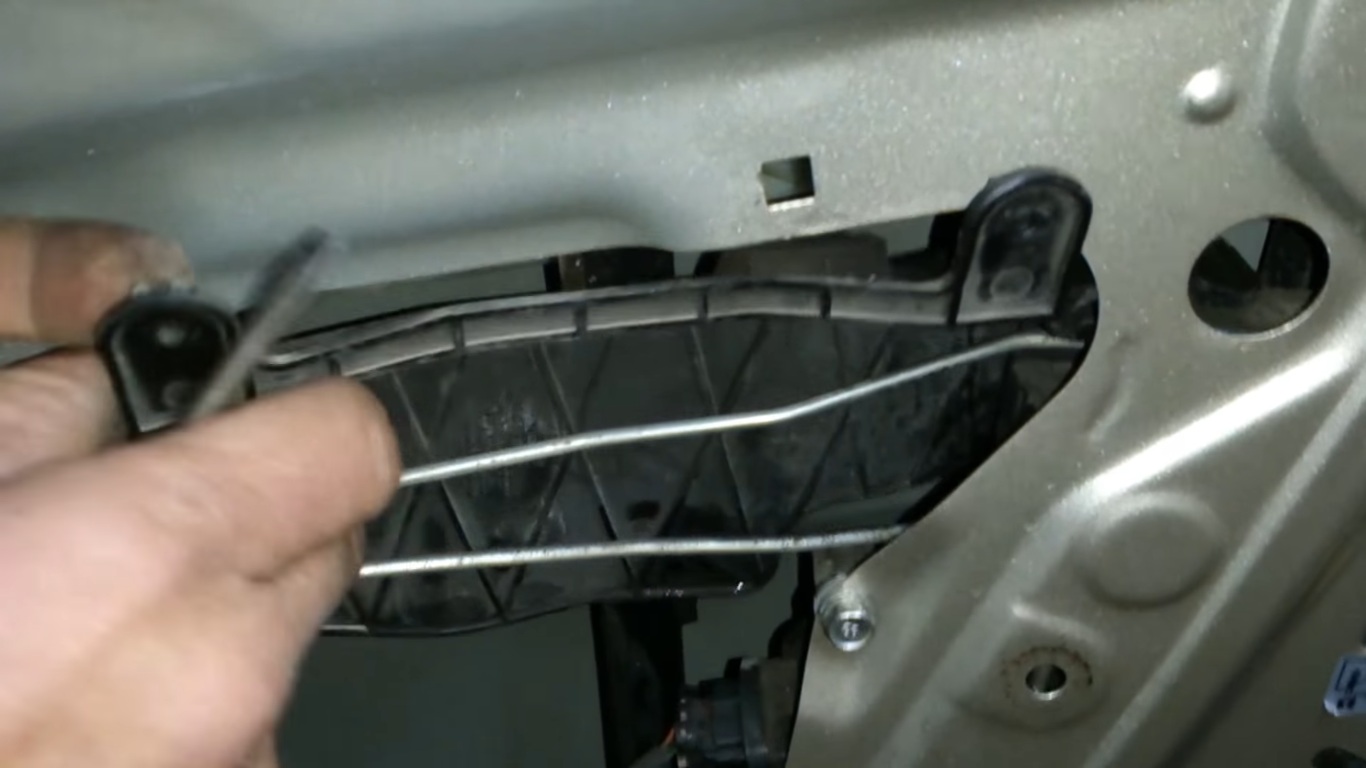 Снять крышку блокировочных тяг задней двери на автомобиле Hyundai Accent MC
