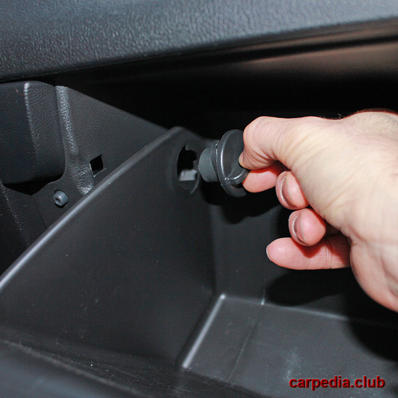 Отсоединить фиксаторы бардачка на автомобиле Hyundai Elantra J5 MD