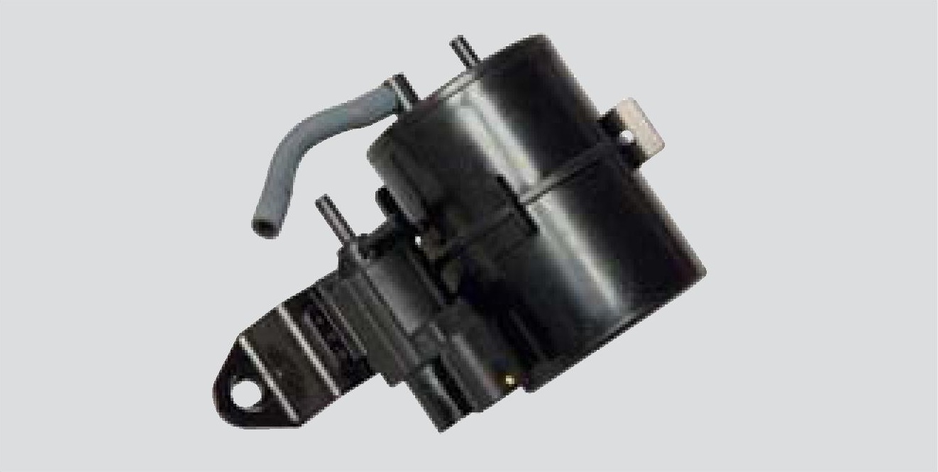 Отсоединение шланга соединения резервуара с клапаном изменения длины впускного коллектора двигателя F16D3 Daewoo Nexia N150