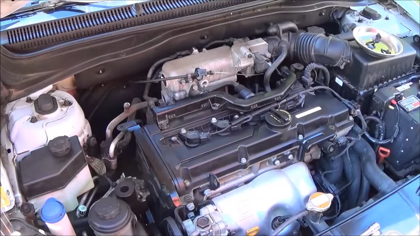 Снять крышку двигателя 1.6 на автомобиле Hyundai Accent MC
