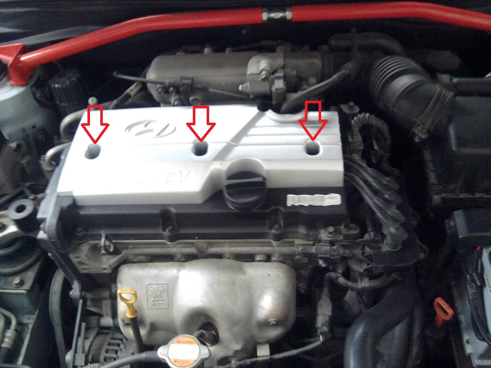 Расположение крышки бензинового двигателя 1.4л на автомобиле Hyundai Accent MC