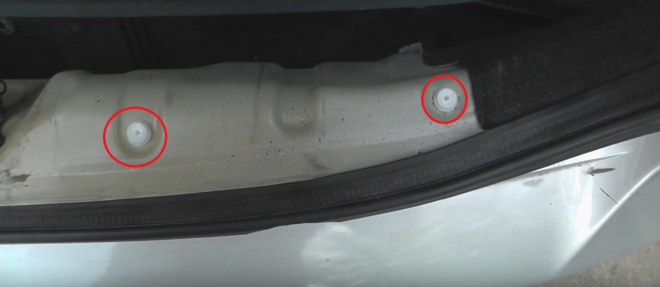 Расположение пистонов задней облицовки багажника на автомобиле Hyundai Accent MC