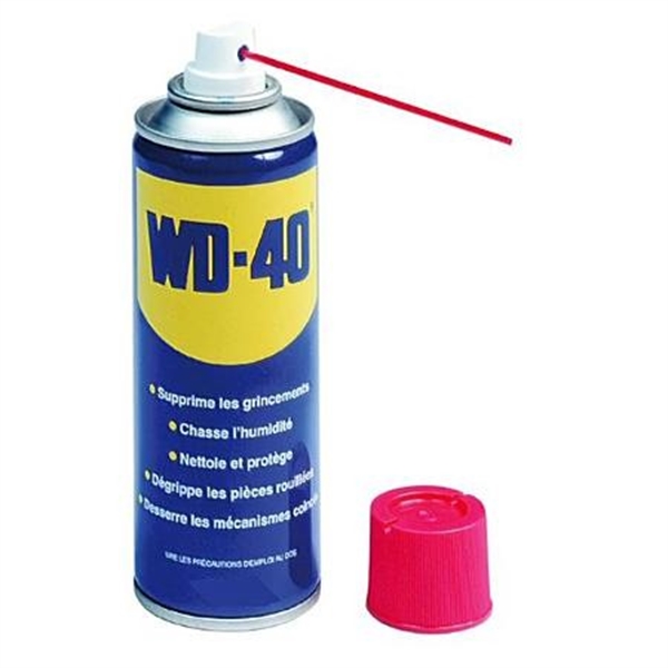 Аэрозольная смазка WD-40 чтобы легче открутить болты шаровой опоры на автомобиле Hyudnai Tucson 2004-2010