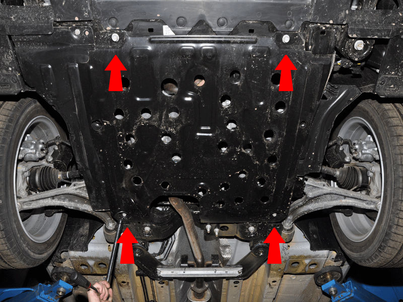 Открутить крепление защиты двигателя на автомобиле Chevrolet Cruze J300 2008-2016