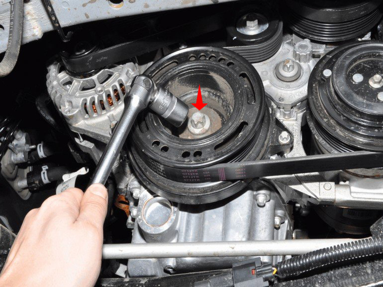 Расположение винта крепления шкива вспомогательных агрегатов на автомобиле Chevrolet Cruze J300 2008-2016