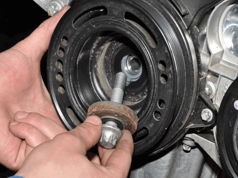 Достать винт крепления шкива вспомогательных агрегатов на автомобиле Chevrolet Cruze J300 2008-2016