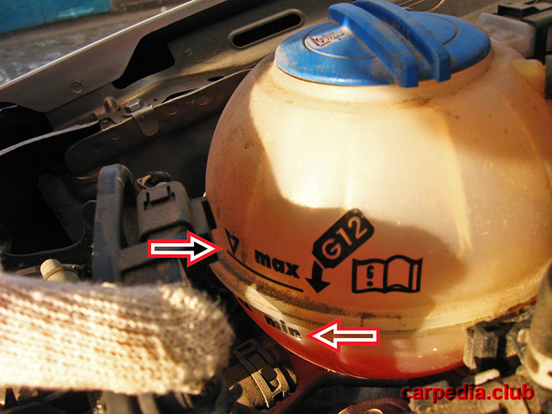 Метки бачка охлаждающей жидкости на автомобиле Skoda Fabia MK2 5J 2007-2014
