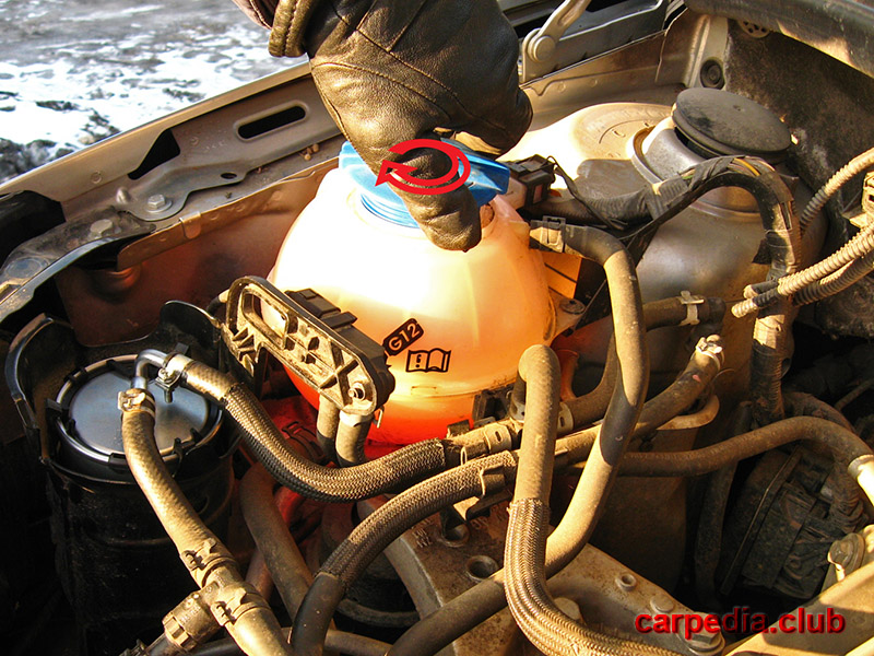 Закрутить крышку расширительного бачка охлаждающей жидкости на автомобиле Skoda Fabia MK2 5J 2007-2014