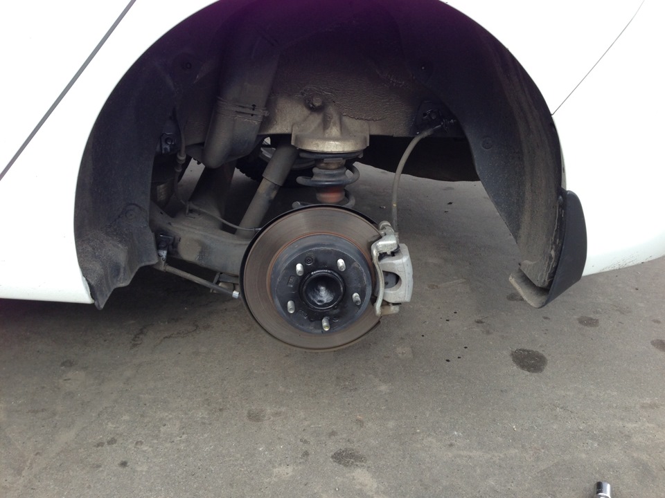 Снятое колесо на автомобиле Hyundai Elantra J5 MD 2010-2016