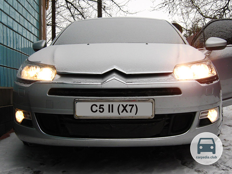 Включенный дальний свет фар на автомобиле Citroen C5 II