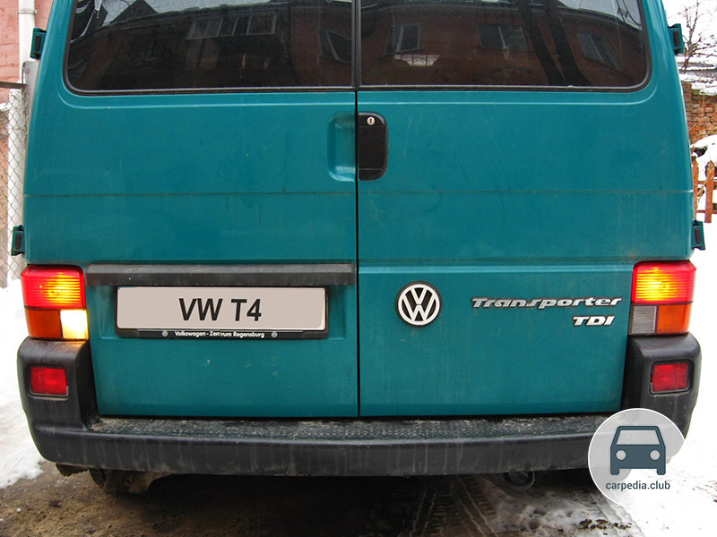 Включенные лампы света заднего хода Volkswagen Transporter T4