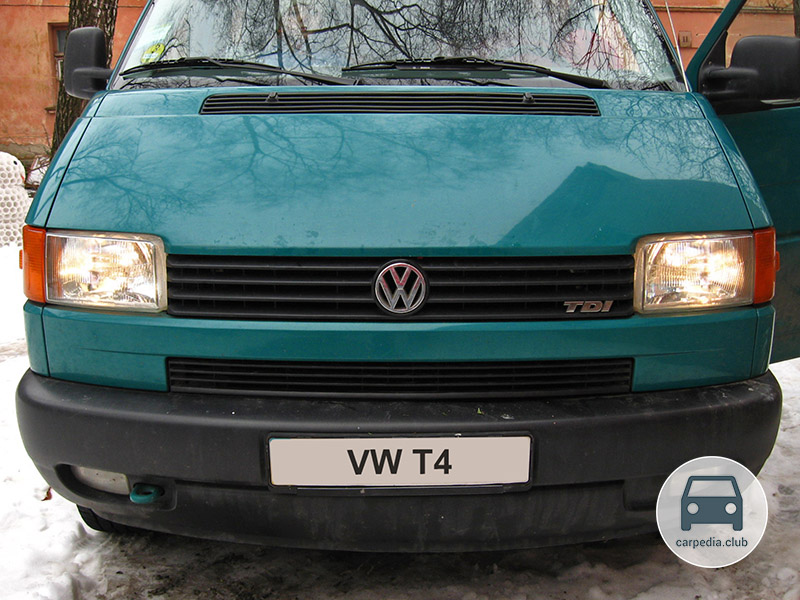 Включенные передние лампы габаритного освещения Volkswagen Transporter T4