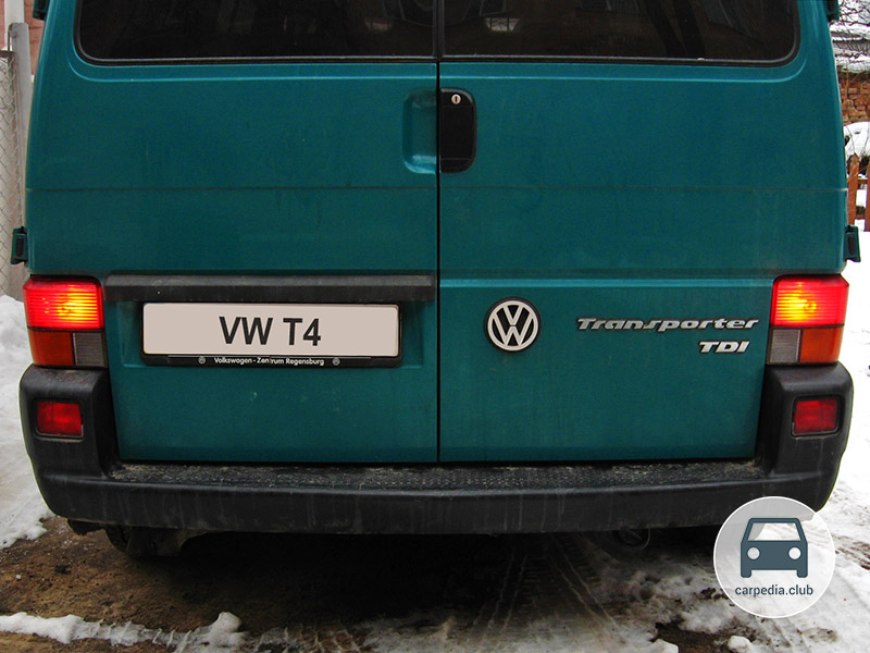 Включенные лампы задних габаритных фонарей Volkswagen Transporter T4