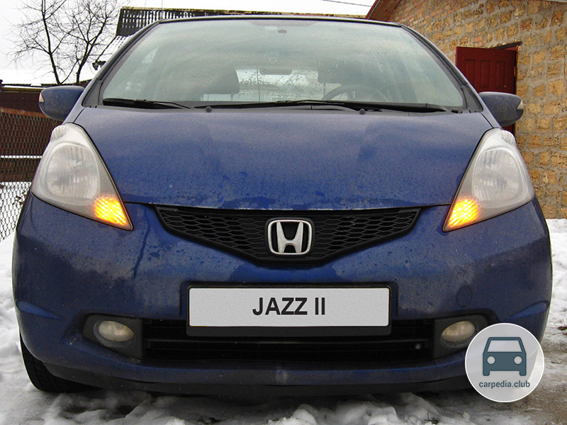 Включенные лампы передних указателей поворота Honda Jazz II