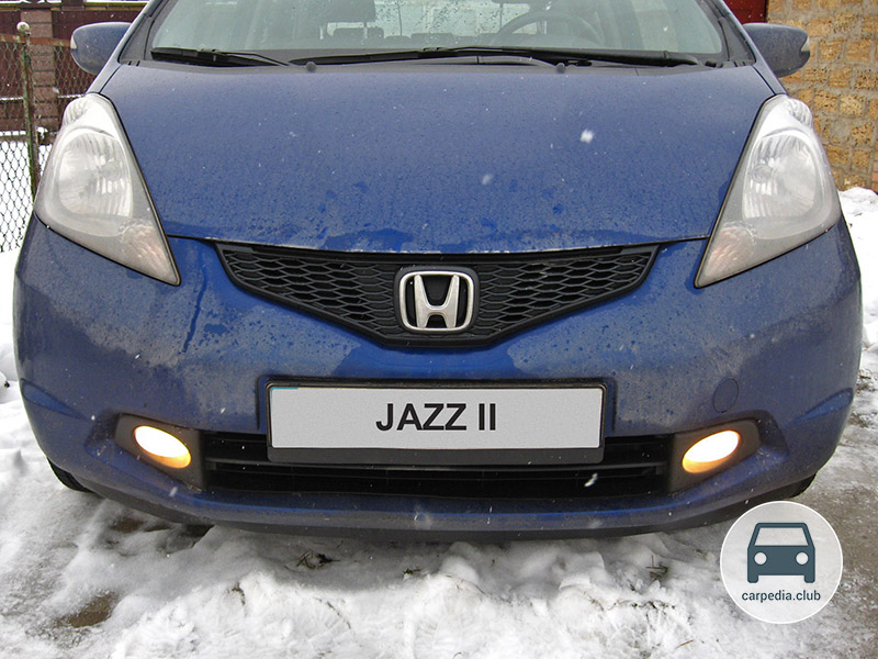 Включенные противотуманные фары автомобиля Honda Jazz II