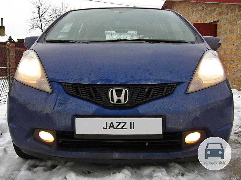 Включенные фары ближнего\дальнего света Honda Jazz II