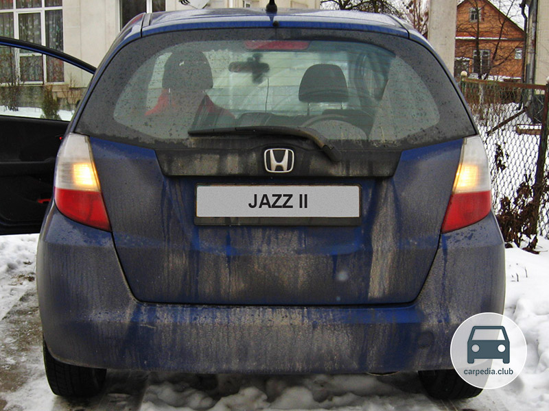 Включенные фонари заднего хода автомобиля Honda Jazz II