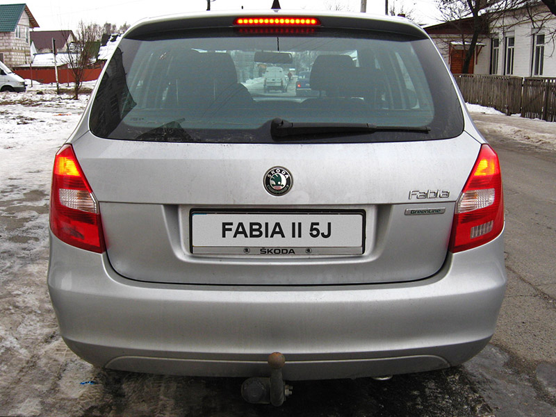 Включенные задние лампы стоп-сигналов Skoda Fabia II