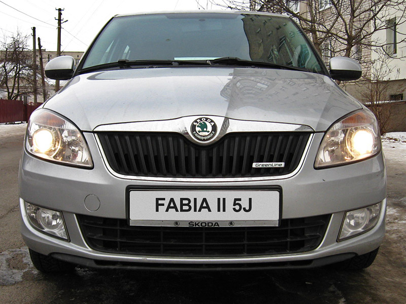 Включенные лампы ближнего света Skoda Fabia II