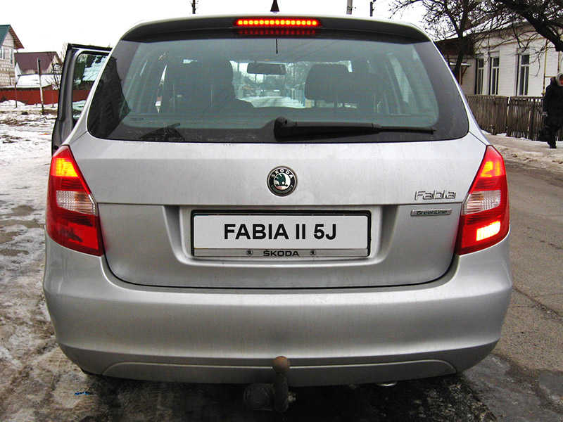 Включенная лампа света заднего хода Skoda Fabia II